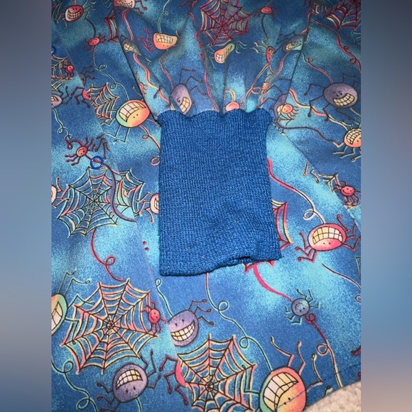 Long Sleeve Scrub Shirt Halloween Spiders Large - Picture 2 of 8